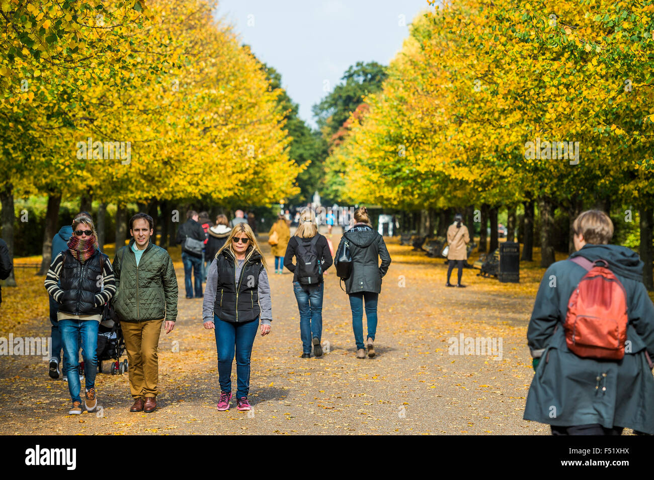 Herbstfarben im Regents Park als Menschen bewegen sich durch den Skulpturenpark - Fries Sculpture Park London 2015, Regents Park, London. Der Fries Sculpture Park 2015 umfasst 16 neue und historische Werke, im englischen Garten zwischen Frieze Masters und Frieze London gesetzt. Von Clare Lilley (Direktor des Programms, Yorkshire Sculpture Park) und mit kostenlosen Zugang ausgewählt, gibt der Fries-Skulpturenpark Besucher The Regent Park eine seltene Gelegenheit, außergewöhnliche Skulptur und Installationskunst von internationalen Künstlern an der frischen Luft zu begegnen. Funktioniert für 2015 gehören: Lock (1976-7), a-Dur Stockfoto