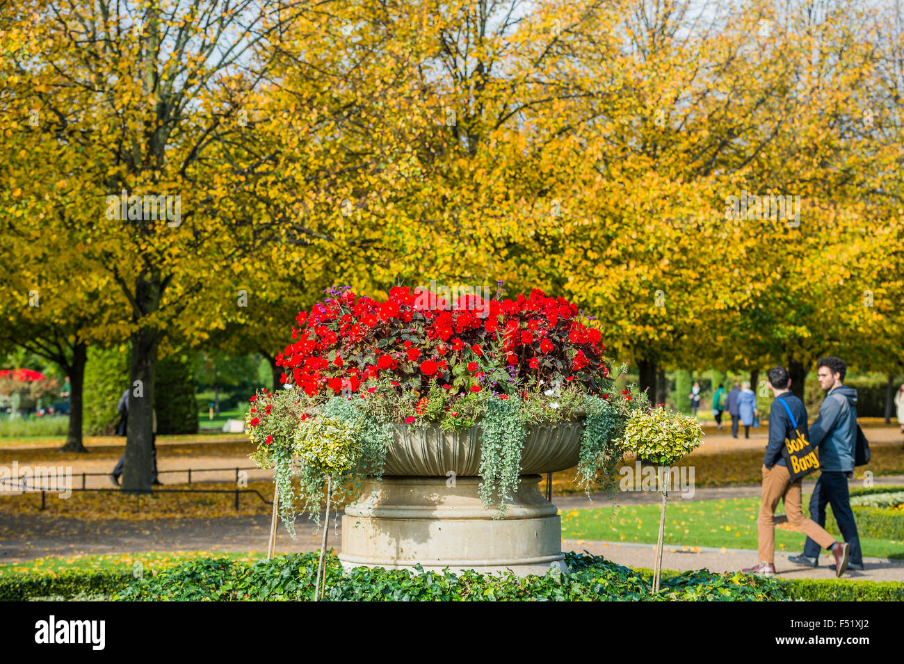 Herbstfarben im Regents Park als Menschen bewegen sich durch den Skulpturenpark - Fries Sculpture Park London 2015, Regents Park, London. Der Fries Sculpture Park 2015 umfasst 16 neue und historische Werke, im englischen Garten zwischen Frieze Masters und Frieze London gesetzt. Von Clare Lilley (Direktor des Programms, Yorkshire Sculpture Park) und mit kostenlosen Zugang ausgewählt, gibt der Fries-Skulpturenpark Besucher The Regent Park eine seltene Gelegenheit, außergewöhnliche Skulptur und Installationskunst von internationalen Künstlern an der frischen Luft zu begegnen. Funktioniert für 2015 gehören: Lock (1976-7), a-Dur Stockfoto