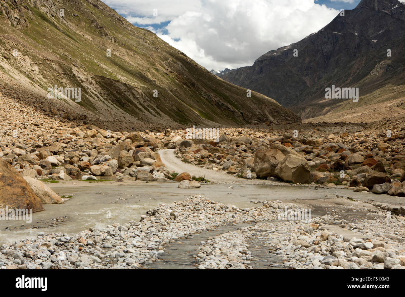 Indien, Himachal Pradesh, Lahaul Valley Batal, Schmelzwasser fließt über den steinigen Weg zur Kunzum-La-Pass Stockfoto