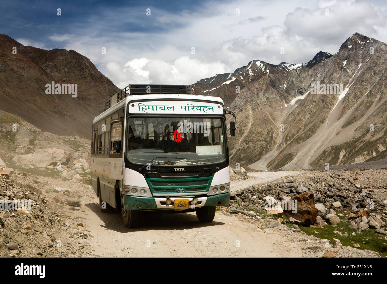 Indien, Himachal Pradesh, Lahaul Valley Batal, Chandra Flusstal, Ortsbus auf unebenen Straße von Kunzum-La-Pass Stockfoto