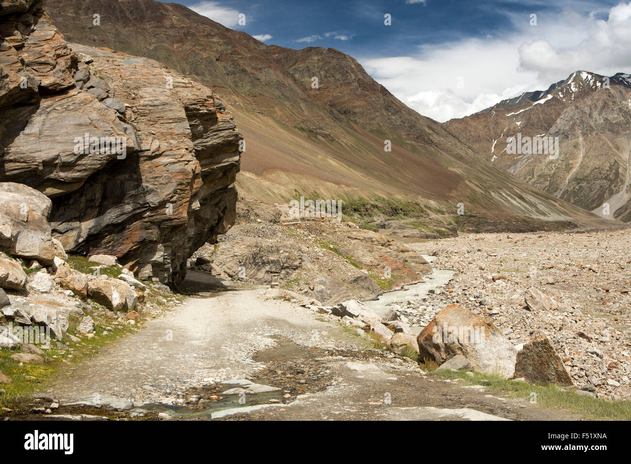 Himachal Pradesh, Indien, Batal, holprige Straße zu Kunzum La, Lahaul Tal durchqueren Chandra Flusstal Stockfoto