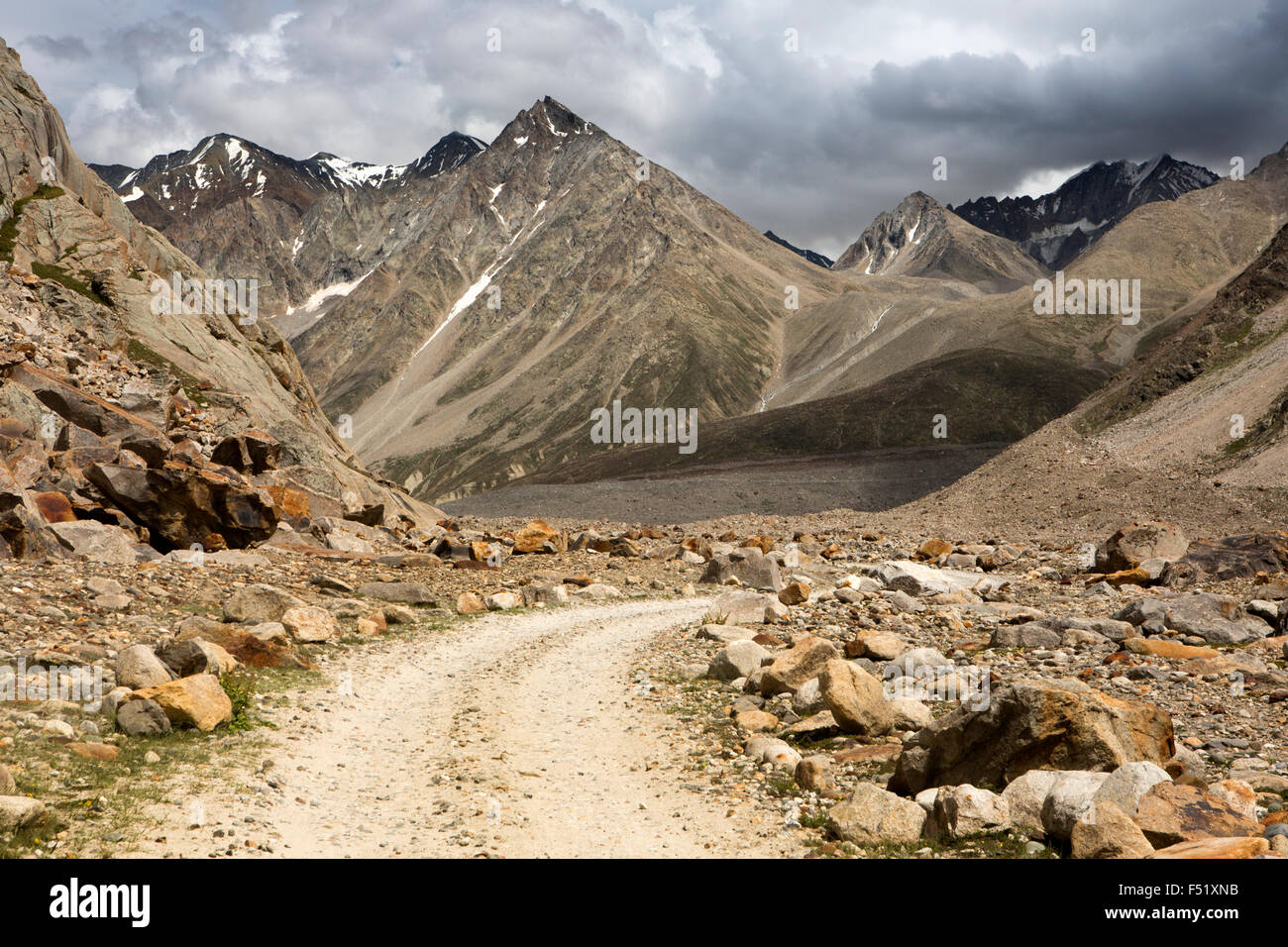 Himachal Pradesh, Indien, Batal, holprige Straße zu Kunzum La, Lahaul Tal durchqueren Chandra Flusstal Stockfoto