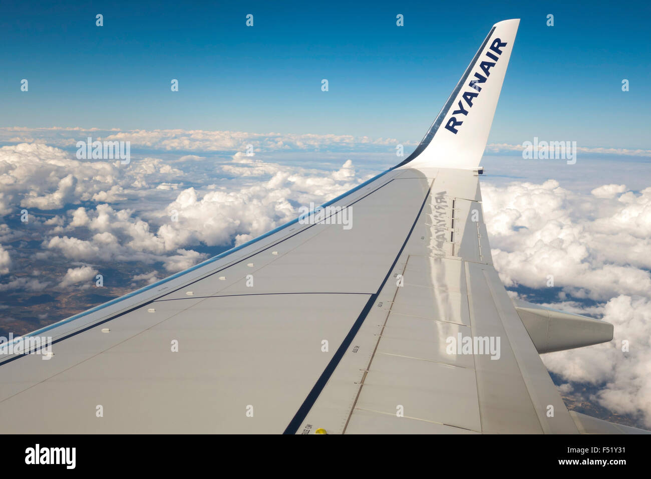 Ryanair irische Low-Cost-Airline Flugzeuge, Flügelspitze mit Logo und Wolken hinter. Stockfoto