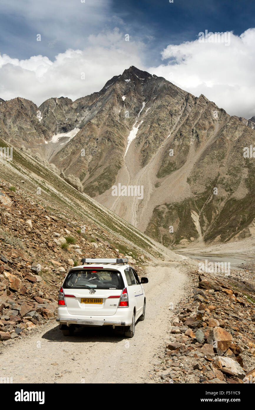 Chhota Dara, Toyota Avensis Auto auf steinigen Weg durch Chandra River Valley, Lahaul Valley, Himachal Pradesh, Indien Stockfoto