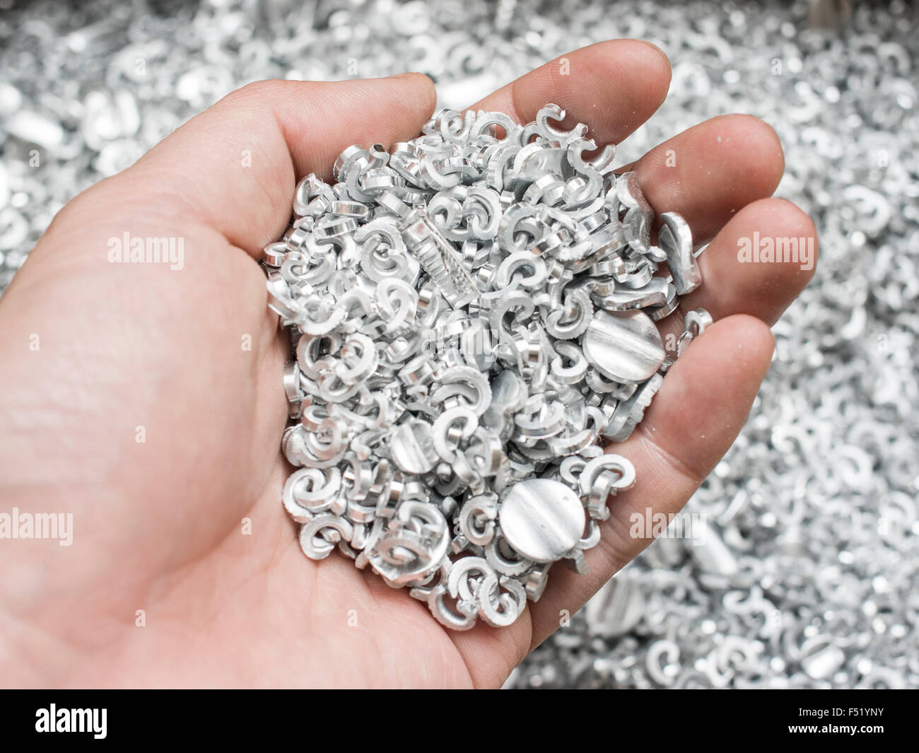 Schrott Metall Aluminium in der hand Stockfoto