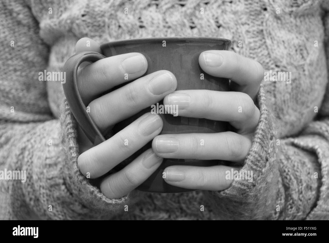 Nahaufnahme von einer Frauenhand hält einen Becher trinken - monochrome Verarbeitung Stockfoto