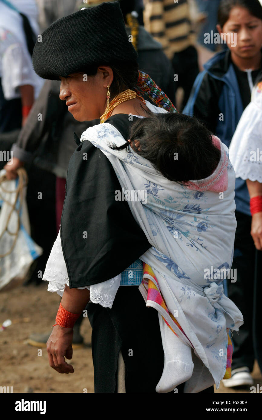 Indigene Frau tragen traditionelle Kleidung bei Otavalo Markt, Ecuador, Südamerika Stockfoto