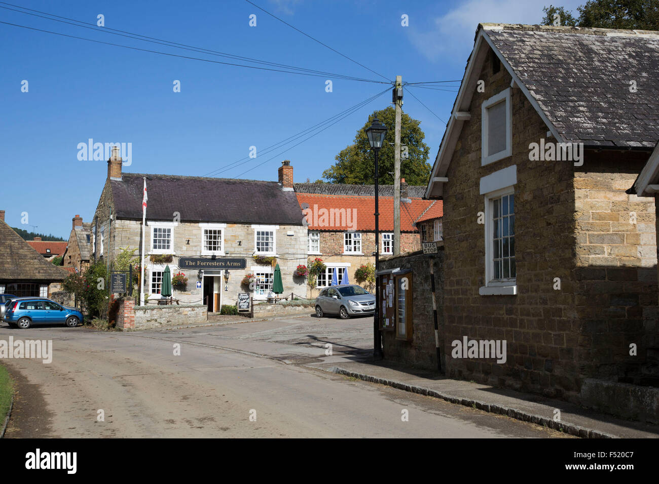 Die Forresters Arms ist ein traditionelles Dorfpub im Herzen der Kilburn, ein Moor-Dorf; ein robustes suchen Platz im Herzen der Gemeinde. North Yorkshire, England, Vereinigtes Königreich. Es war auf dem Parkplatz von diesem Pub, TV-Moderator Jeremy Clarkson angeblich sein Produzent nach einem Streit eingeklemmt. Stockfoto