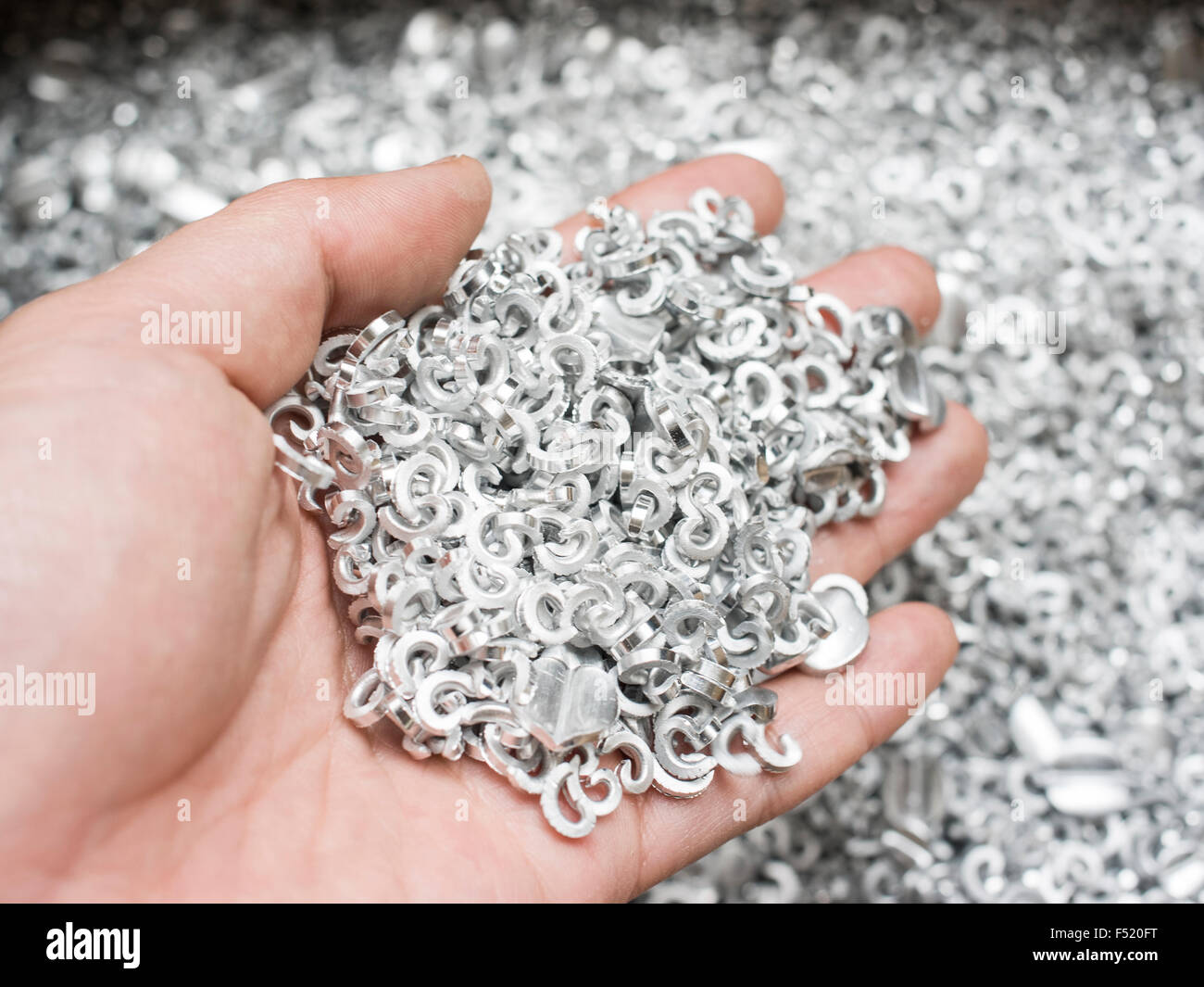 Schrott Metall Aluminium in der hand Stockfoto