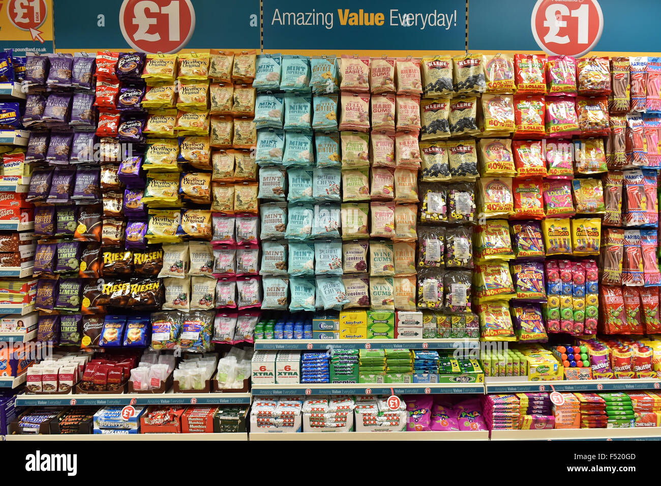 Anzeige der billige zuckerhaltige Süßigkeiten in einem Pfund-Shop UK Stockfoto