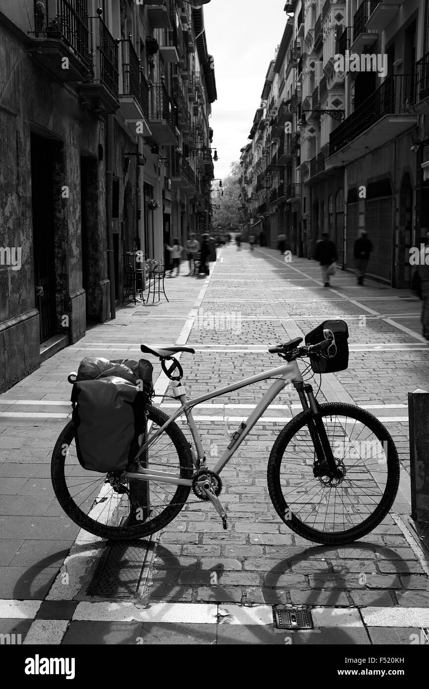 Biken in Calle Calle Mayor Pamplona Spanien Jakobsweg Stockfoto