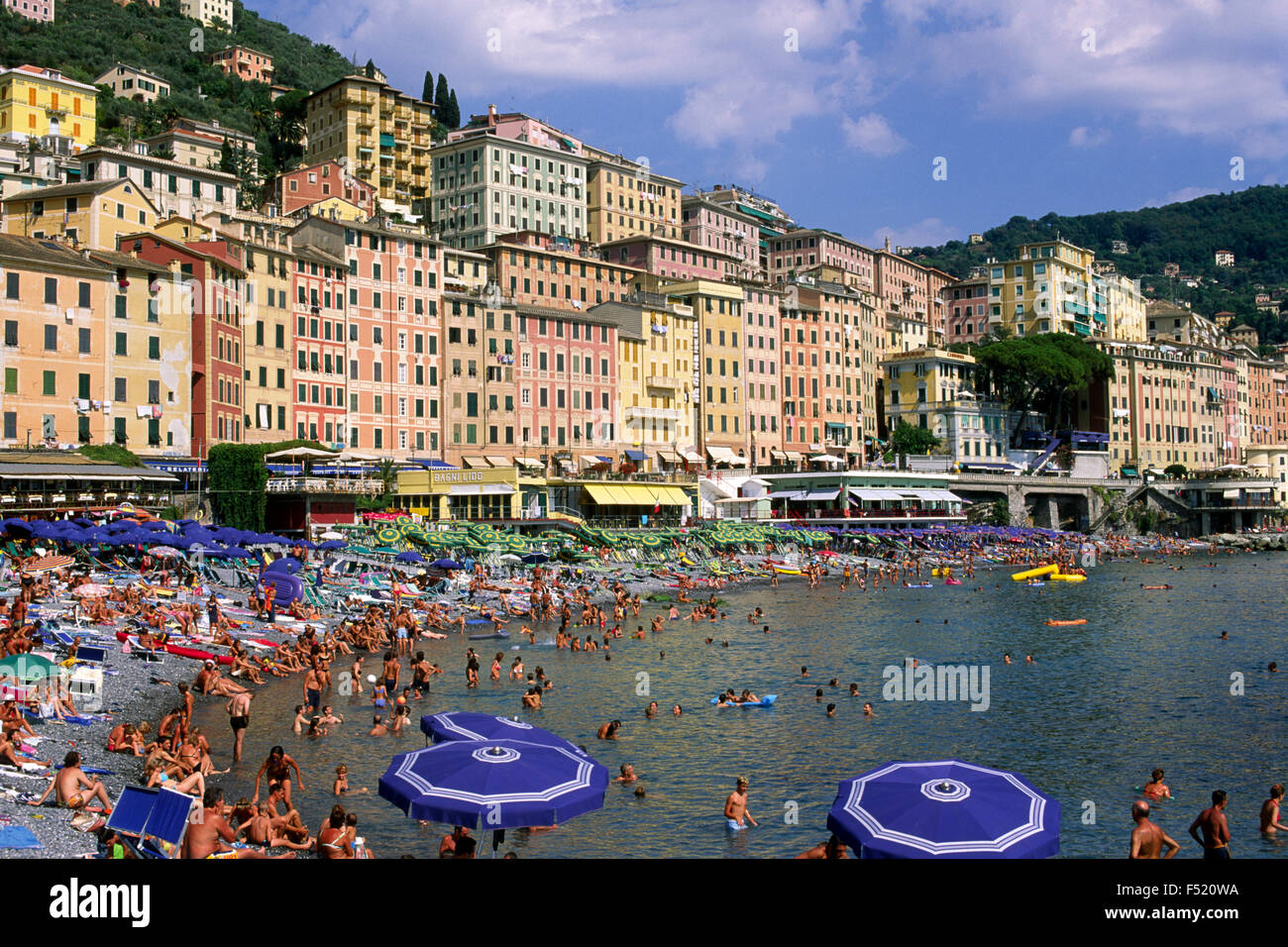 Italien, Ligurien, Riviera di Levante, Camogli, überfüllter Strand Stockfoto