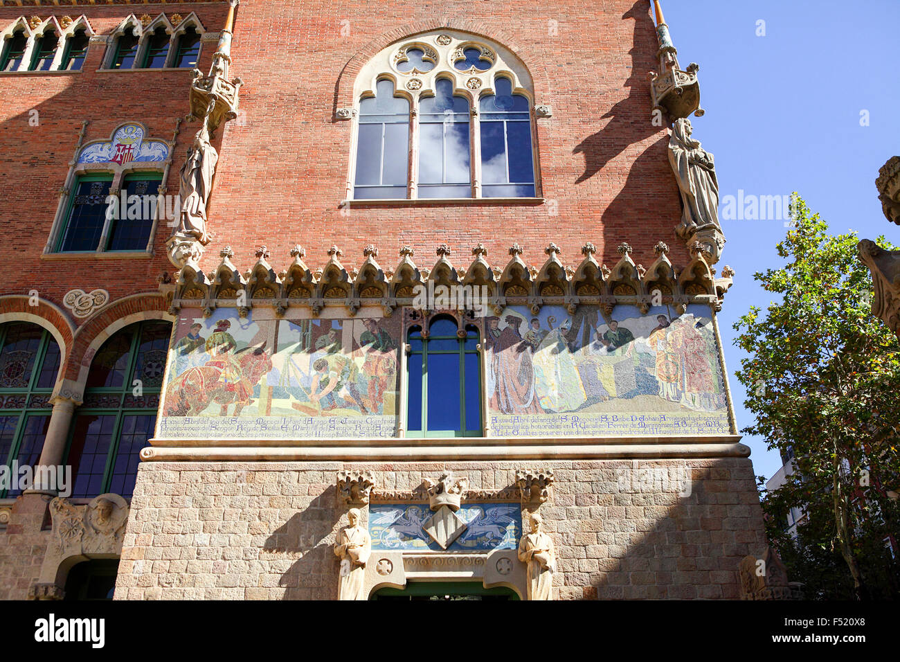 Fein detaillierte Mosaik Darstellung der Gebäude des Hospital De La Santa Creu i Sant Pau in Barcelona, jetzt die wichtigsten touristischen Eingang. Stockfoto