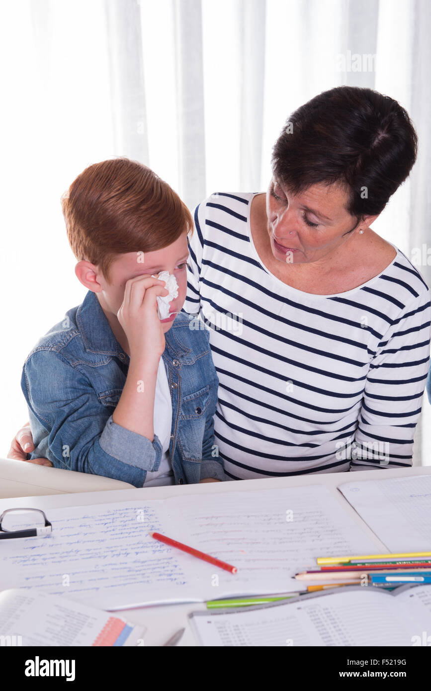kleiner Junge bekommt von Mutter getröstet. Stockfoto