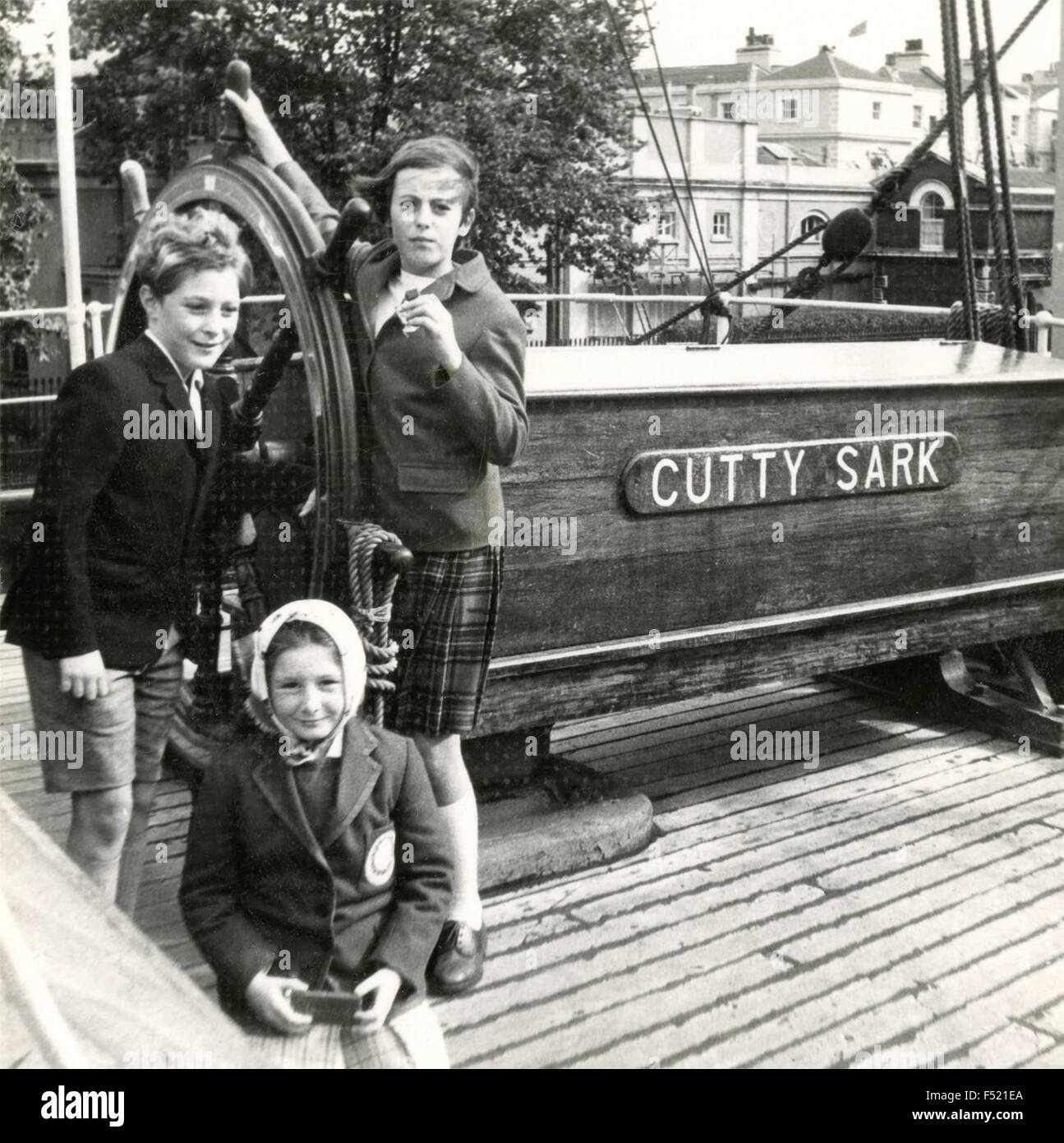 Drei Jungs spielen auf einem Boot, UK Stockfoto