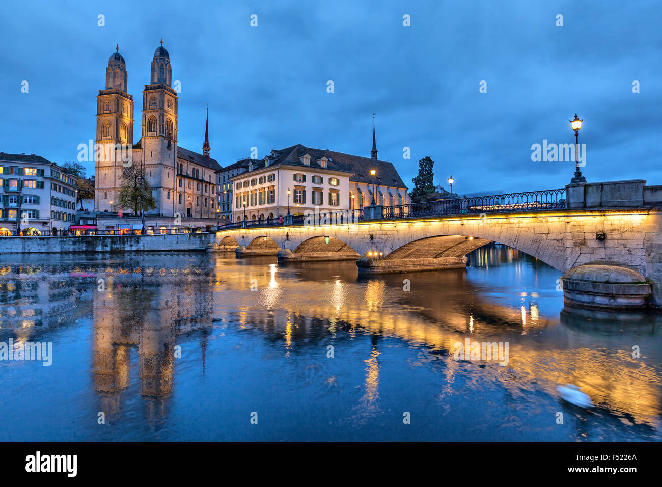 Munsterbrucke und Grossmünster Kirche im Fluss Limmat, Zürich, Schweiz Stockfoto