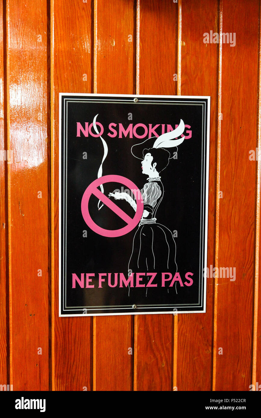 No smoking sign in english Fotos und Bildmaterial in hoher Auflösung