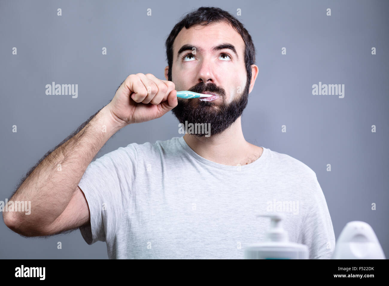 Mann mit Bart waschen seine Zähne mit der Zahnbürste Stockfoto
