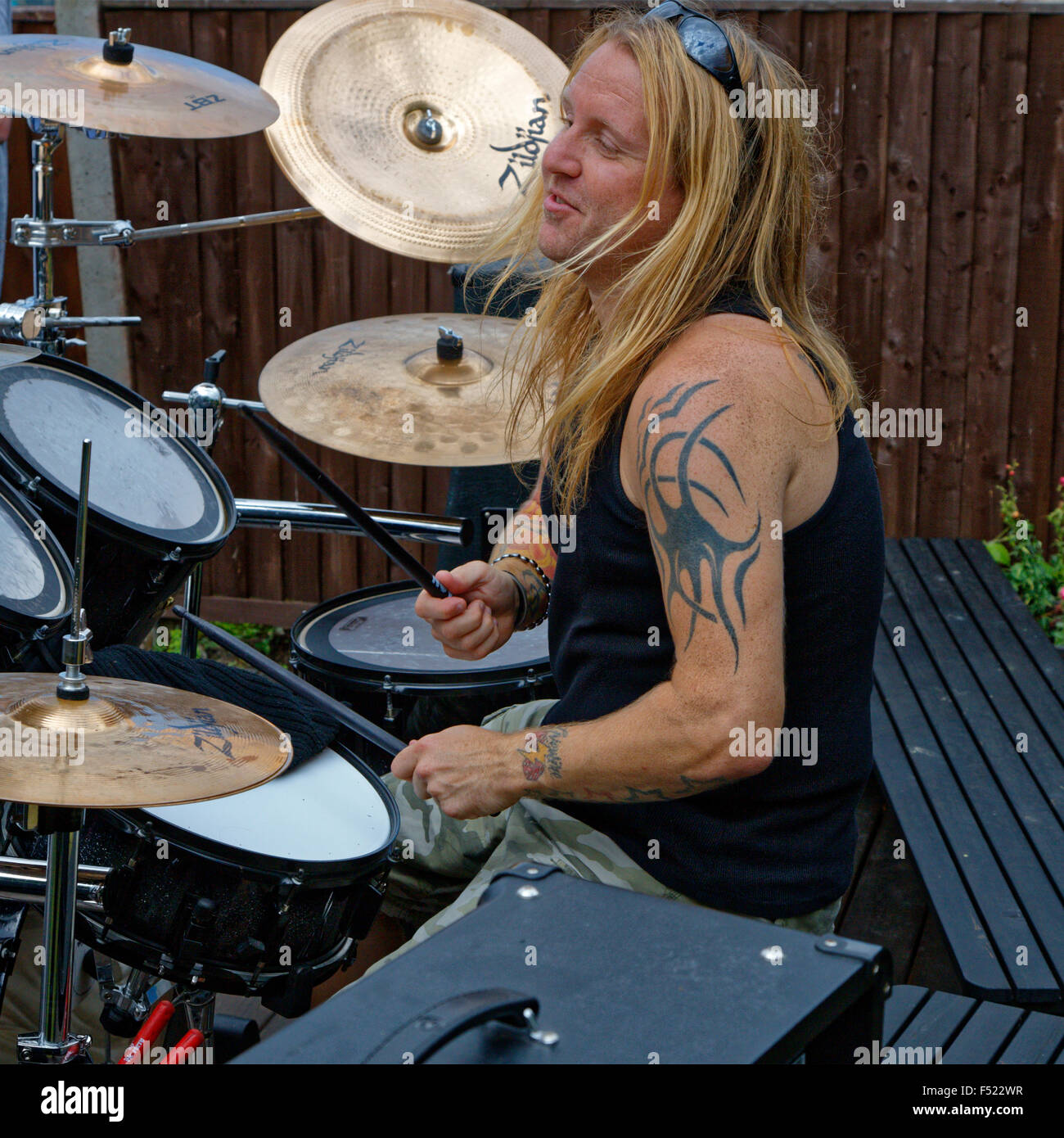 "Die dunklere mein Horizont" Rock Band - Gavin Tester - Trommeln & Backing Vocal Stockfoto