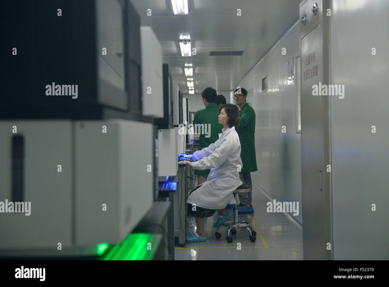 Gen-Sequenzierung Maschinen in BGI (Beijing Genomics Institute), Shenzhen, China. Stockfoto