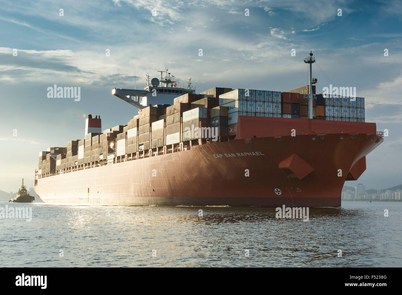 Containerschiff wurde zerrte innen Santos Port, Ufer von Sao Paulo, Brasilien Stockfoto