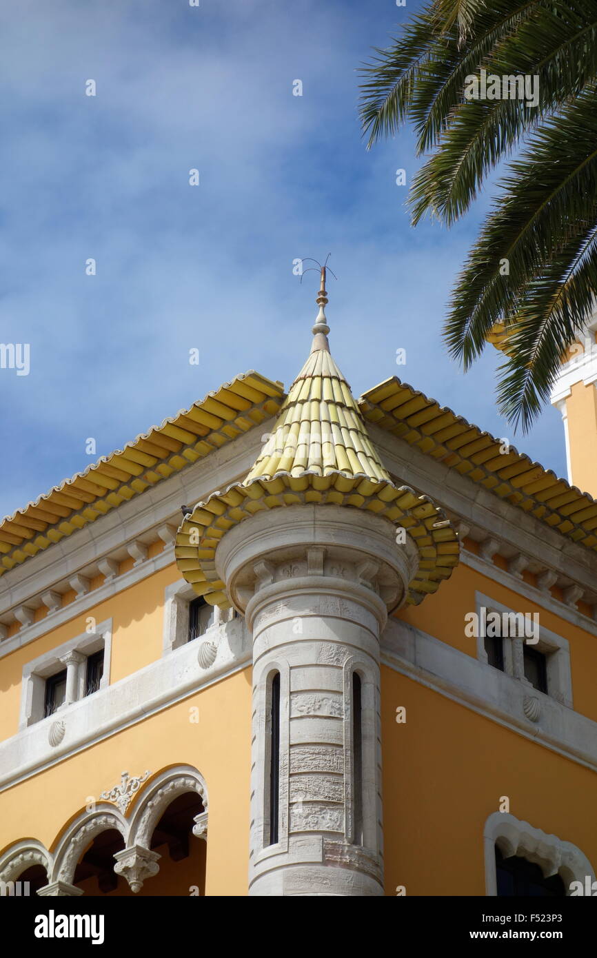 Späten C19th am Meer Villa Cascais Portugal Revolver mit glasierten gelben Turm und Traufe Stockfoto