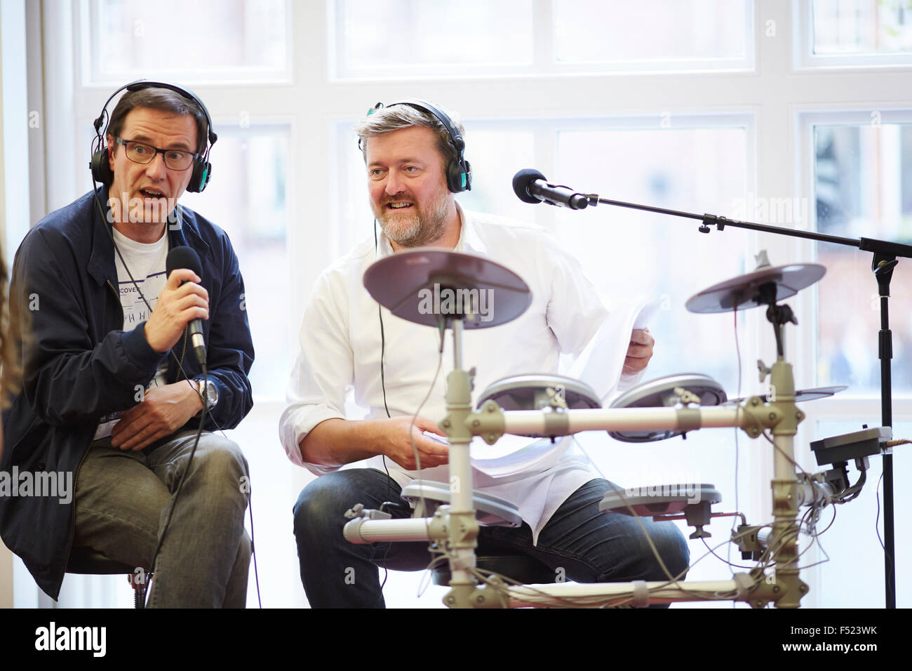 Sonntag Tag der offenen Tür am Manchester Central Library Guy Garvey vom Ellenbogen präsentiert seine BBC 6 Music Show live aus der Galerie Bildern Stockfoto