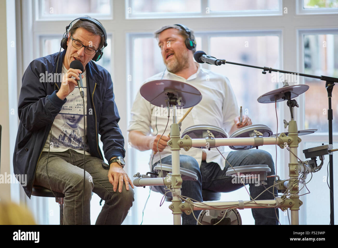 Sonntag Tag der offenen Tür am Manchester Central Library Guy Garvey vom Ellenbogen präsentiert seine BBC 6 Music Show live aus der Galerie Bildern Stockfoto