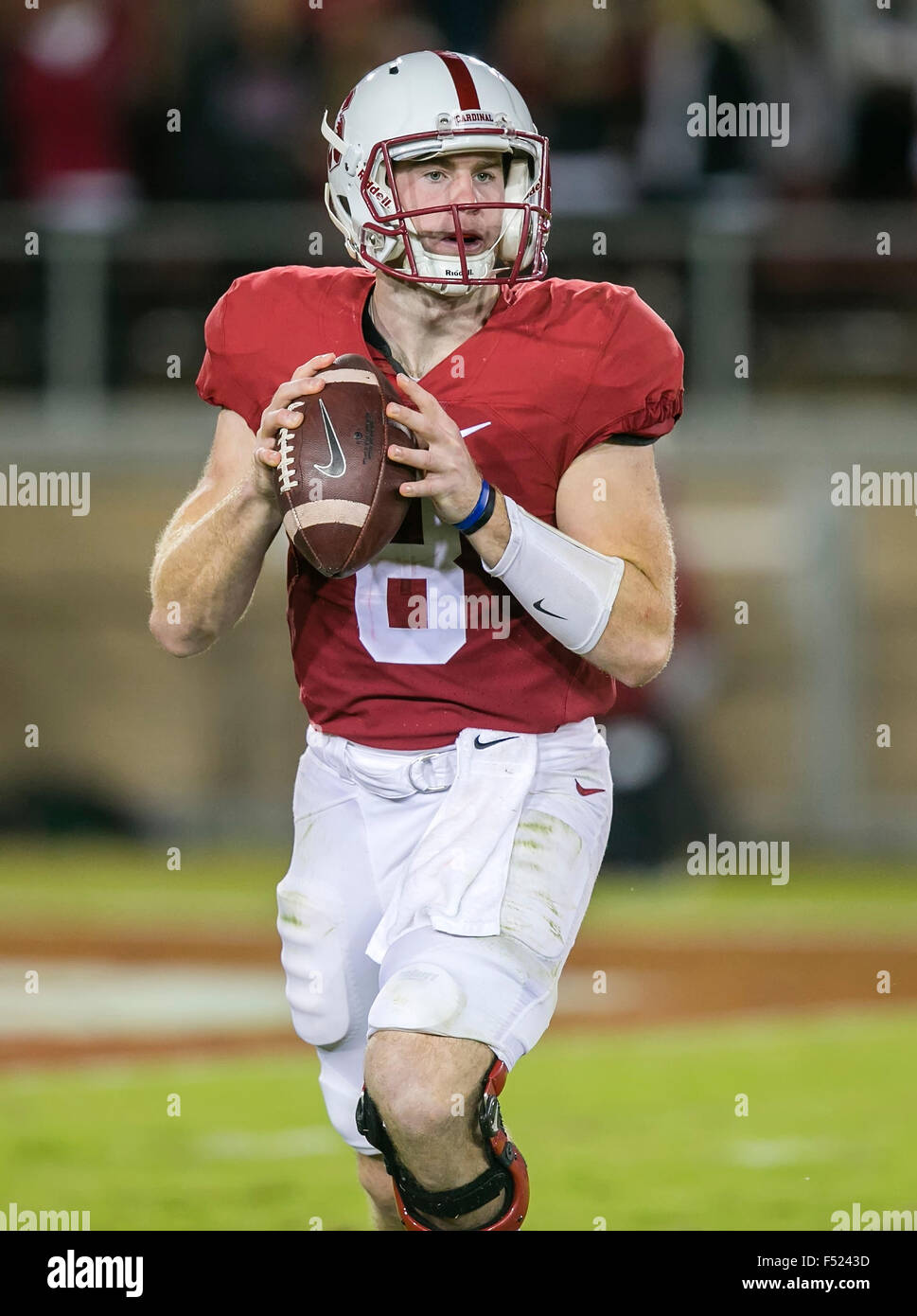 24. Oktober 2015: Stanford Cardinal Quarterback Kevin Hogan (8) in Aktion während der NCAA Football-Spiel zwischen der Stanford Cardinal und die Washington Huskies im Stanford Stadium in Palo Alto, CA. Stanford besiegte Washington 31-14. Damon Tarver/Cal-Sport-Medien Stockfoto