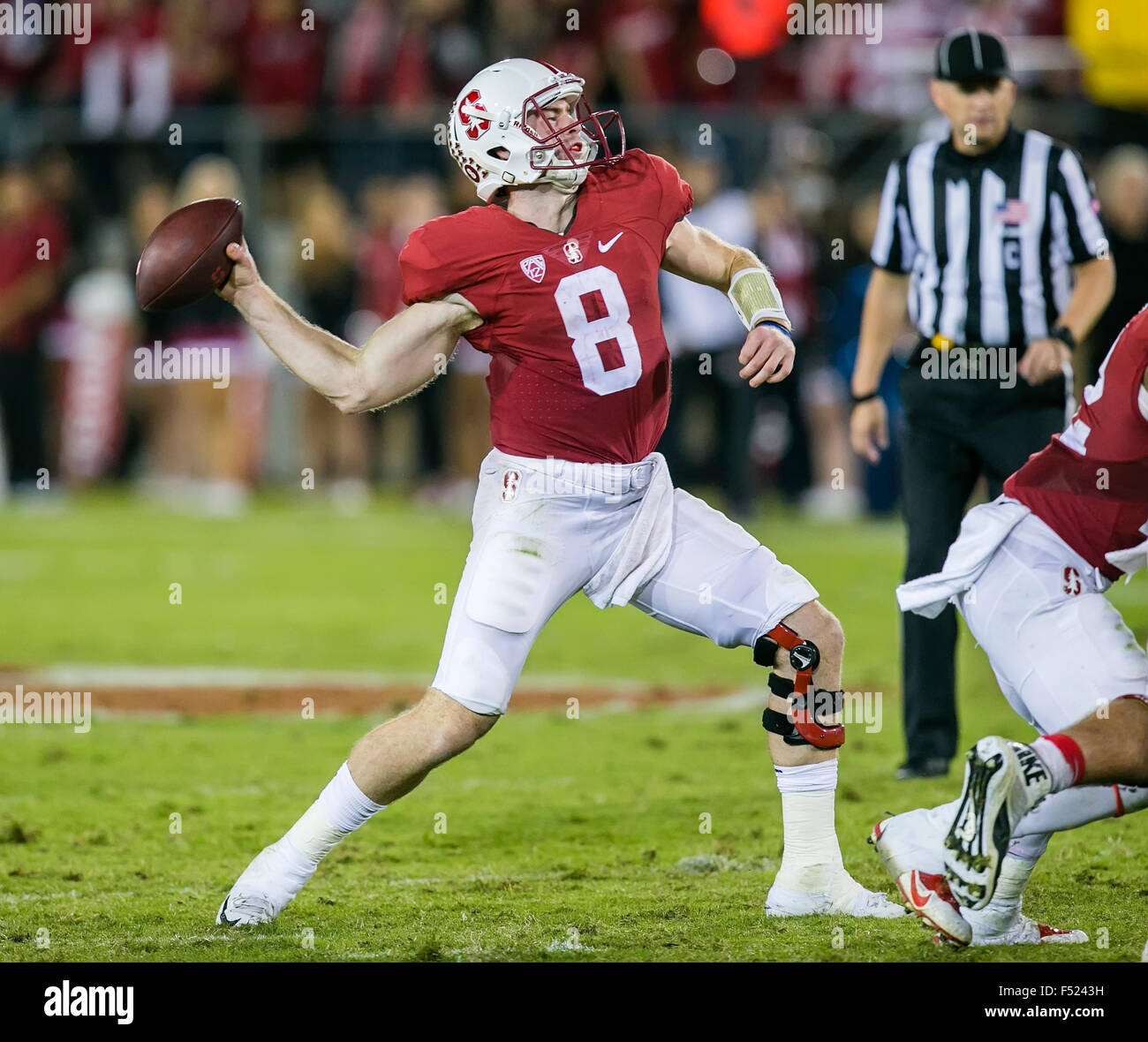 24. Oktober 2015: Stanford Cardinal Quarterback Kevin Hogan (8) in Aktion während der NCAA Football-Spiel zwischen der Stanford Cardinal und die Washington Huskies im Stanford Stadium in Palo Alto, CA. Stanford besiegte Washington 31-14. Damon Tarver/Cal-Sport-Medien Stockfoto