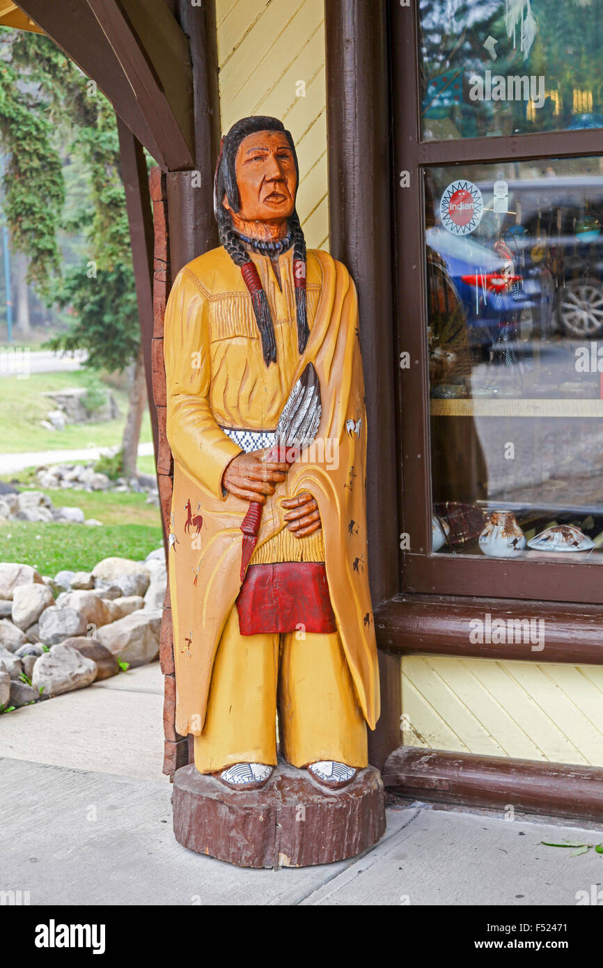 Ein Holzmodell oder eine Statue eines roten Indianer oder First Nation Menschen außerhalb der Banff Indian Trading Post Banff Alberta Canada Stockfoto