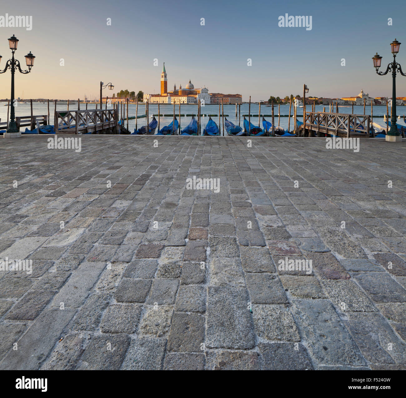 Blick auf San Giorgio Maggiore aus Riva Degli Schiavoni, Gondeln, San Marco, Venedig, Italien Stockfoto