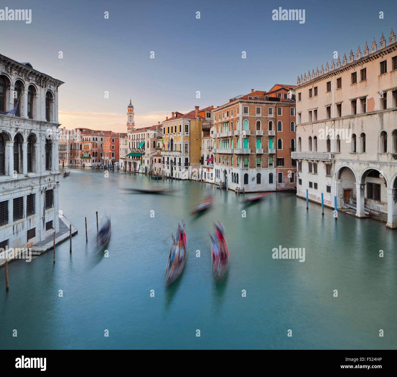 Blick auf den Canal Grande von der Rialto-Brücke, Kirche Santi Apostoli, Venedig, Italien Stockfoto
