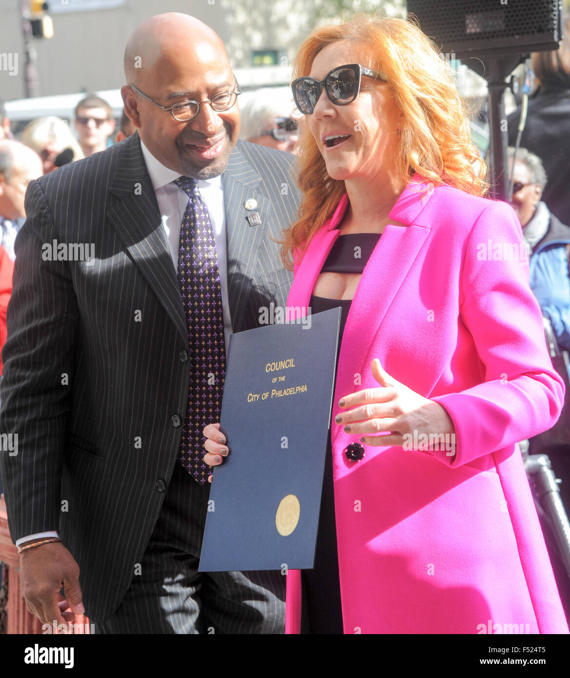 Chester, Pennsylvania, USA. 26. Oktober 2015. Legendären Broadway-Sängerin und Schauspielerin, die erste "Annie" am Broadway, ANDREA MCARDLE, gespielt wird in der Philadelphia Music Alliance Walk of Fame von Philadelphia-Bürgermeister MICHAEL NUTTER aufgenommen. Die Induktion Zeremonie fand an statt Kimmel Center in Philadelphia Pa Ms McArdle ist ein Teil der Klasse von 2015 eingezogenes Credit: © Ricky Fitchett/ZUMA Draht/Alamy Live News Stockfoto