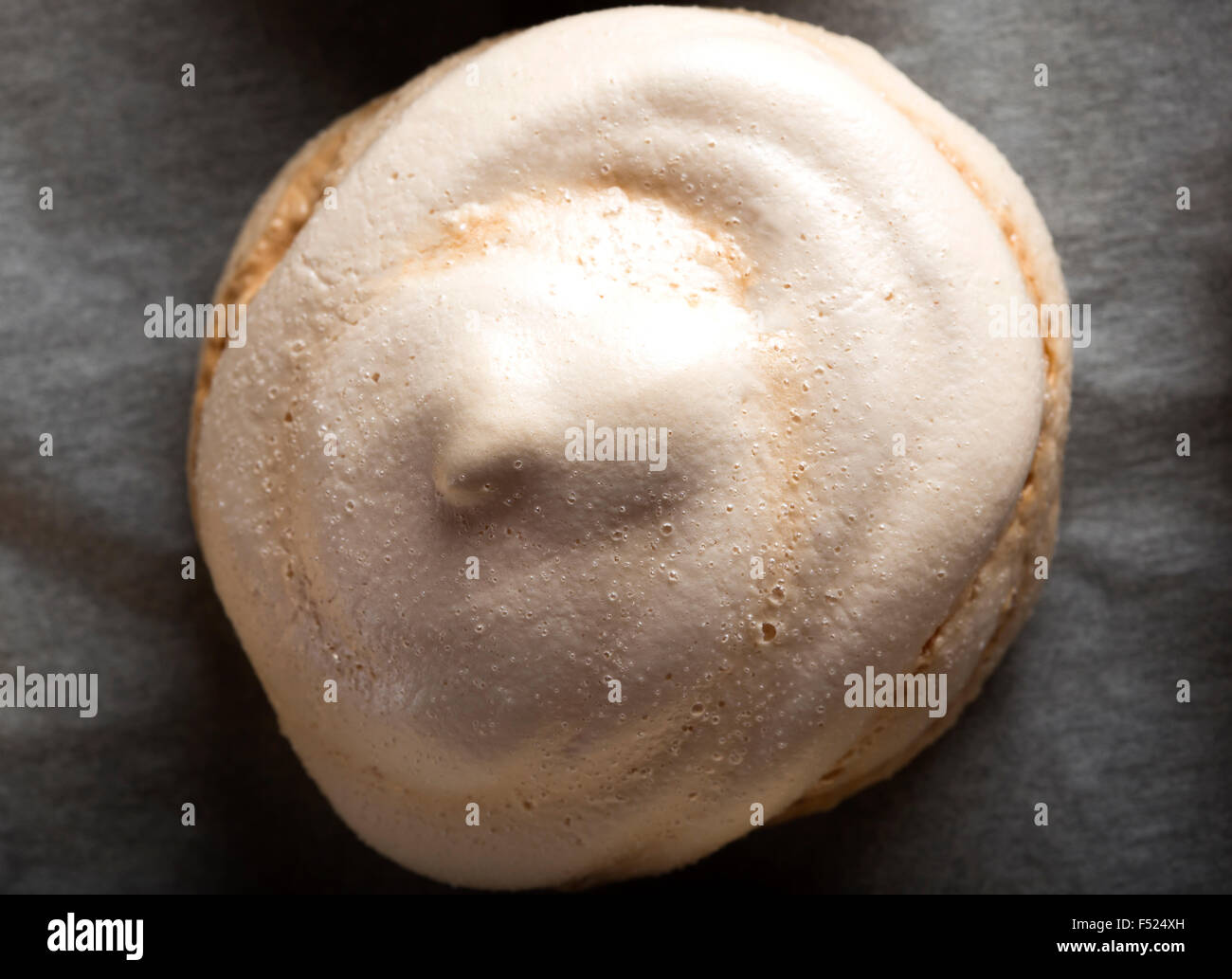 Gebackene weiße Baiser auf Backblech Stockfoto