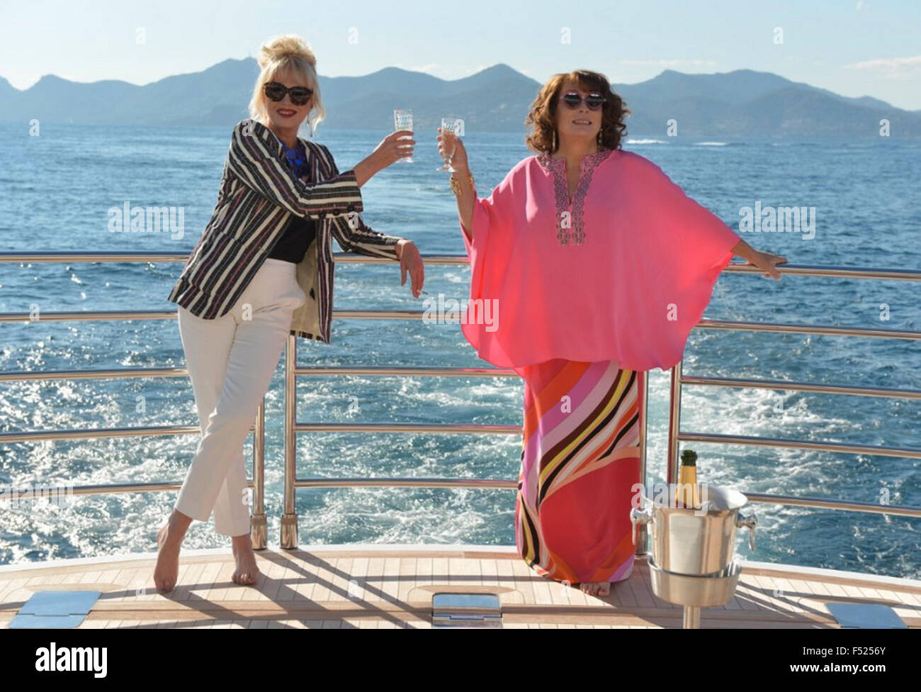 ABSOLUT fabelhaft 2015 Fox Searchlight Pictures/BBC Films Produktion mit Joanna Lumley auf der linken Seite und Jennifer Saunders Stockfoto