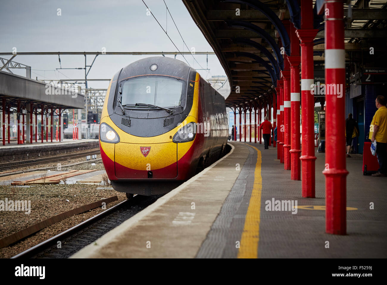 Stockport-Bahnhof, ein Pendolino verkehren von Virgin auf Strecke zu London Euston Travel Reisende Reisen Tourismus Tourismus des Stockfoto