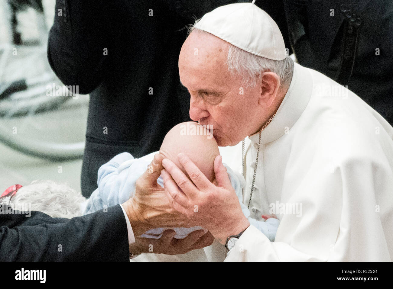 Vatikanstadt, Vatikan. 26. Oktober 2015. Francis Papst küsst ein Baby während einer Audienz für die Teilnehmer an der Wallfahrt der Zigeuner, 26. Oktober 2015 in der Audienzhalle Paul VI. im Vatikan. Bildnachweis: Massimo Valicchia/Alamy Live-Nachrichten Stockfoto