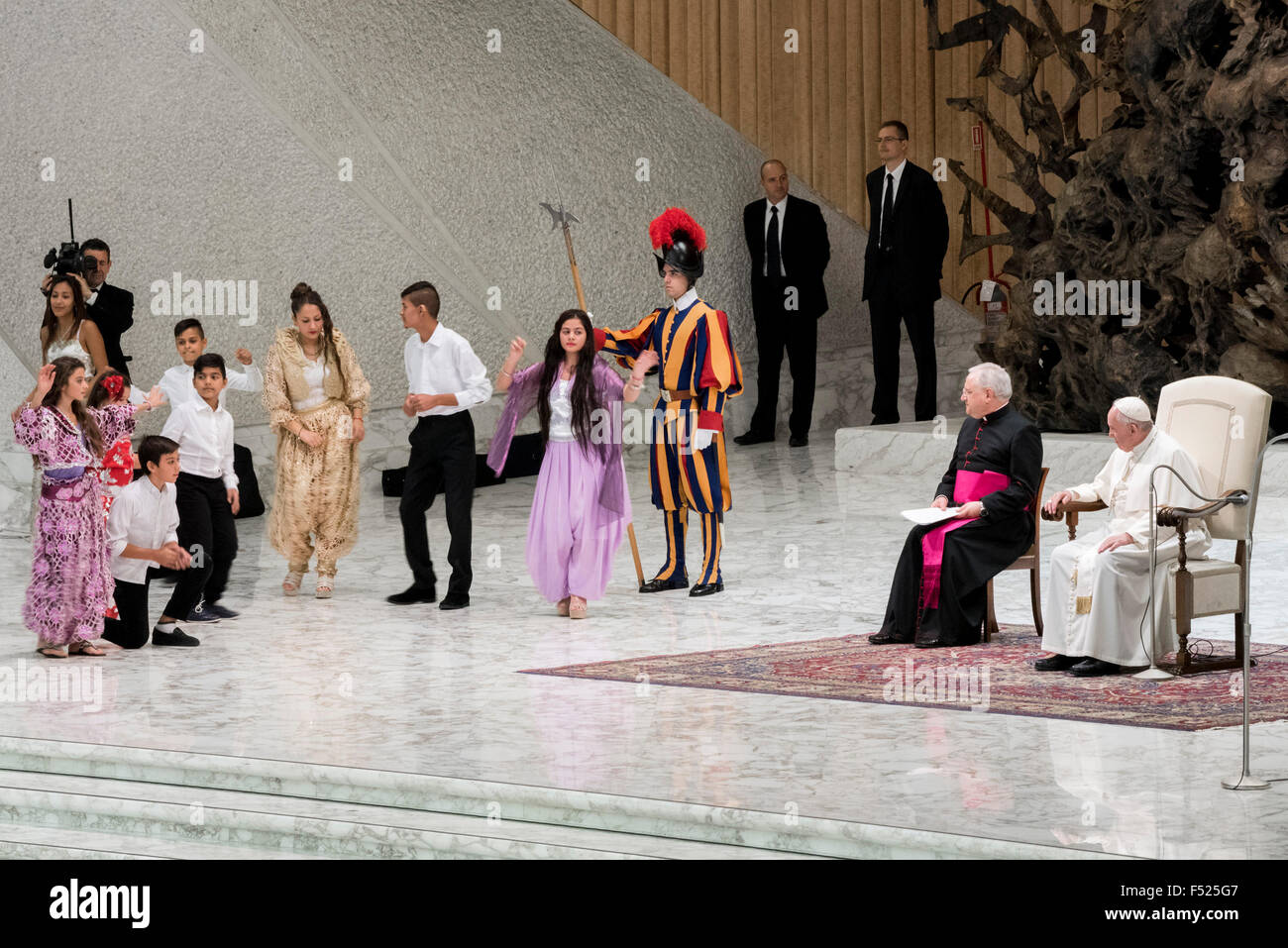 Vatikanstadt, Vatikan. 26. Oktober 2015. Sie Tänzer durchführen, während ein Publikum von Pope Francis (R) an die Teilnehmer der Wallfahrt der Zigeuner, am 26. Oktober 2015 in der Audienzhalle Paul VI. im Vatikan. Bildnachweis: Massimo Valicchia/Alamy Live-Nachrichten Stockfoto