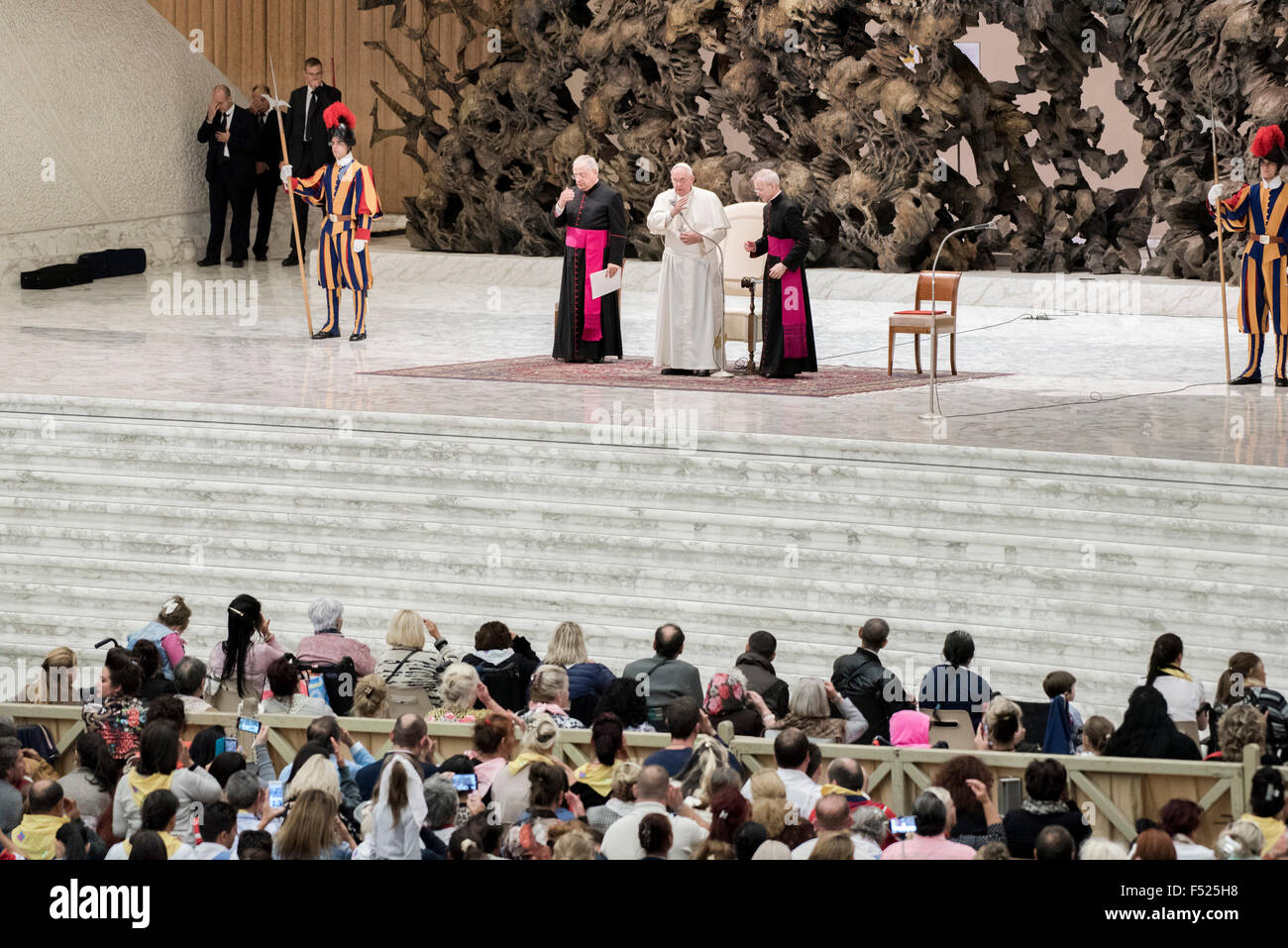 Vatikanstadt, Vatikan. 26. Oktober 2015. Papst Francis spricht während einer Audienz für die Teilnehmer an der Wallfahrt der Zigeuner, am 26. Oktober 2015 in der Audienzhalle Paul VI. im Vatikan. Bildnachweis: Massimo Valicchia/Alamy Live-Nachrichten Stockfoto