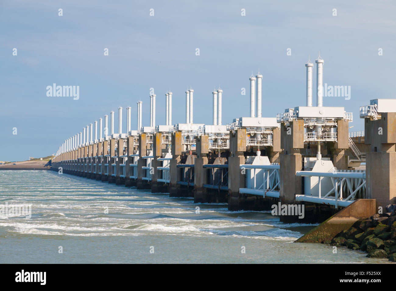 Das Sturmflutwehr Oosterschelde oder Oosterscheldekering in Zeeland, Niederlande.  Dies ist das größte Delta-Werk von Stockfoto