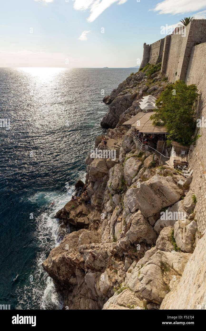 Malerische Aussicht auf ein Café auf einem steilen Felsen außerhalb der Stadtmauern in Dubrovnik, Kroatien. Stockfoto