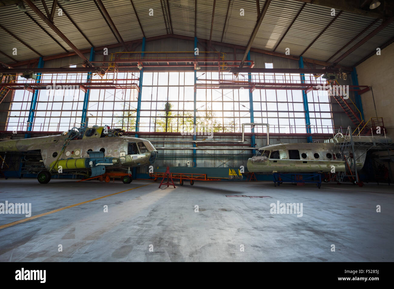 Wartung der Helicoptes im hangar Stockfoto