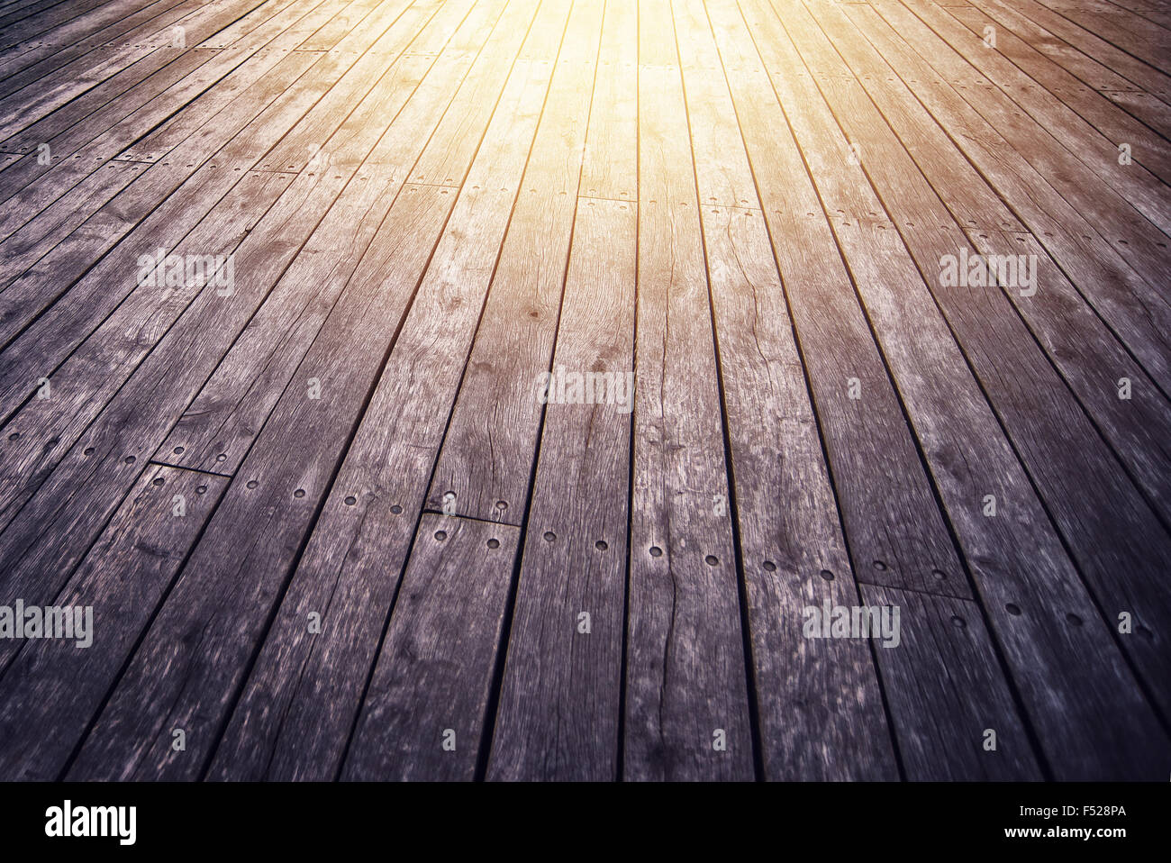Rustikalen Holzboden-Tisch-Struktur in der Perspektive als Hintergrund, Retro-Ton, Sonnenlicht Stockfoto