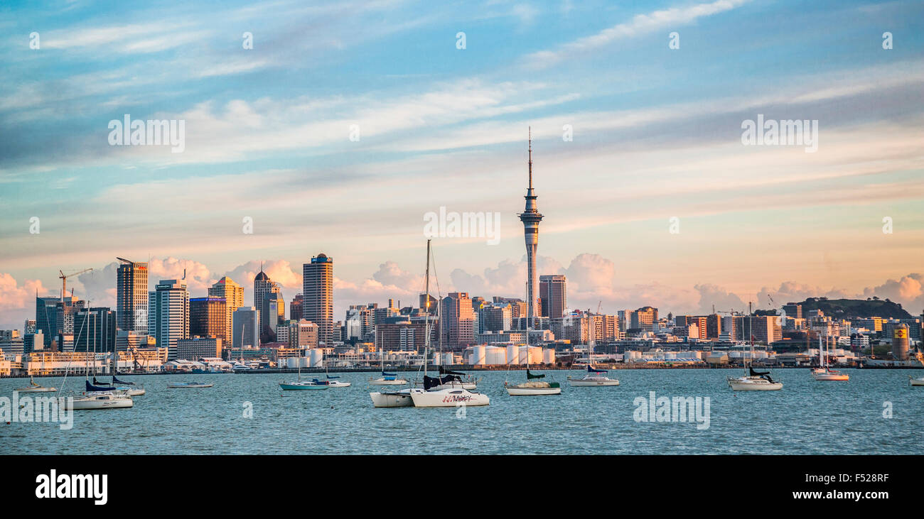 Neuseeland, Nordinsel, Auckland, Blick auf den Hafen und die Skyline der Stadt am Abend Stockfoto
