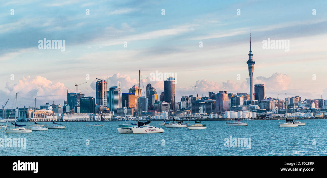 Neuseeland, Nordinsel, Auckland, Blick auf den Hafen und die Skyline der Stadt am Abend Stockfoto