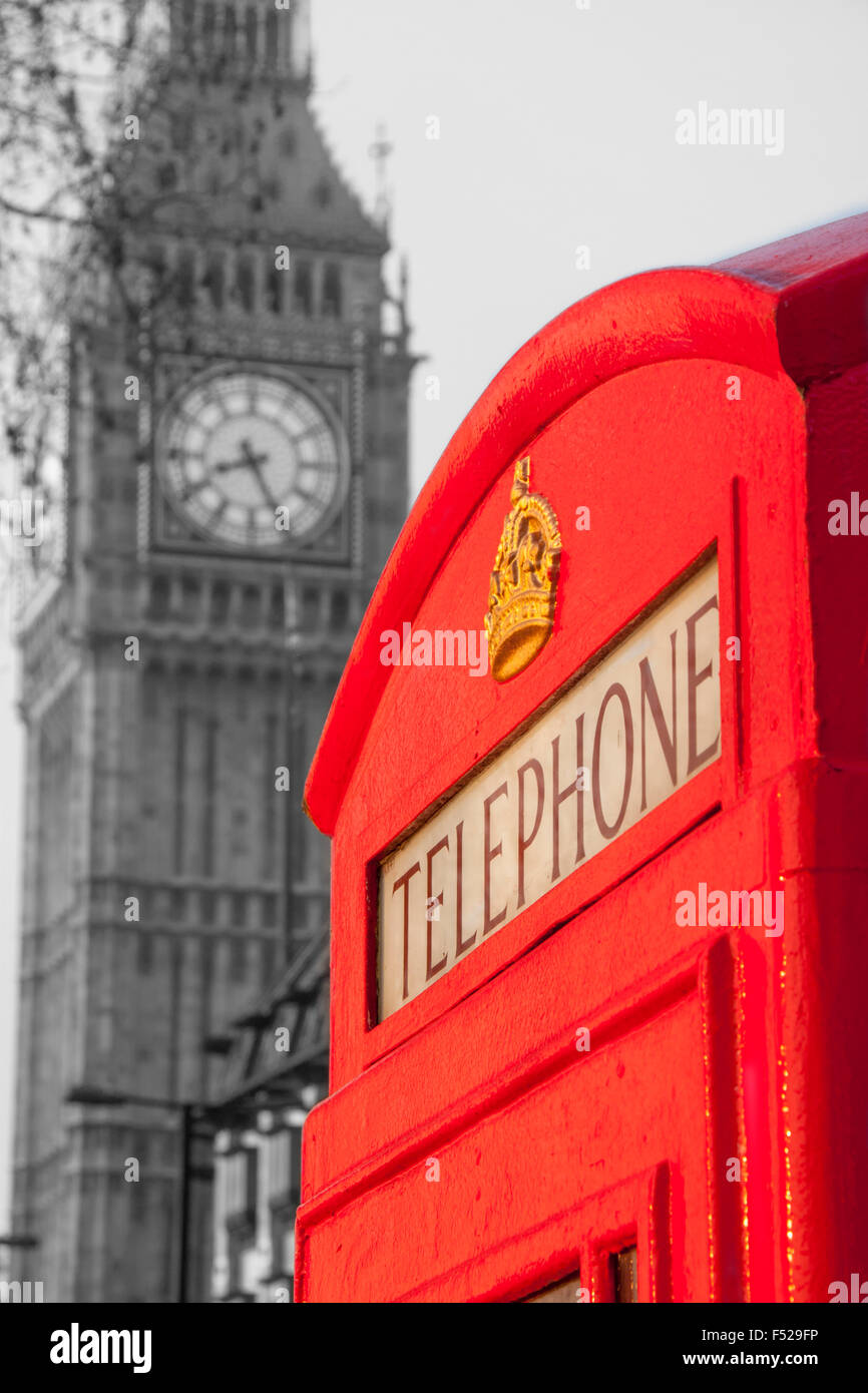 Traditionelle rote K6 Telefon Telefonzelle mit Big Ben Elizabeth Turm der Häuser des Parlaments Schwarz-Weiß monochrome London UK Stockfoto