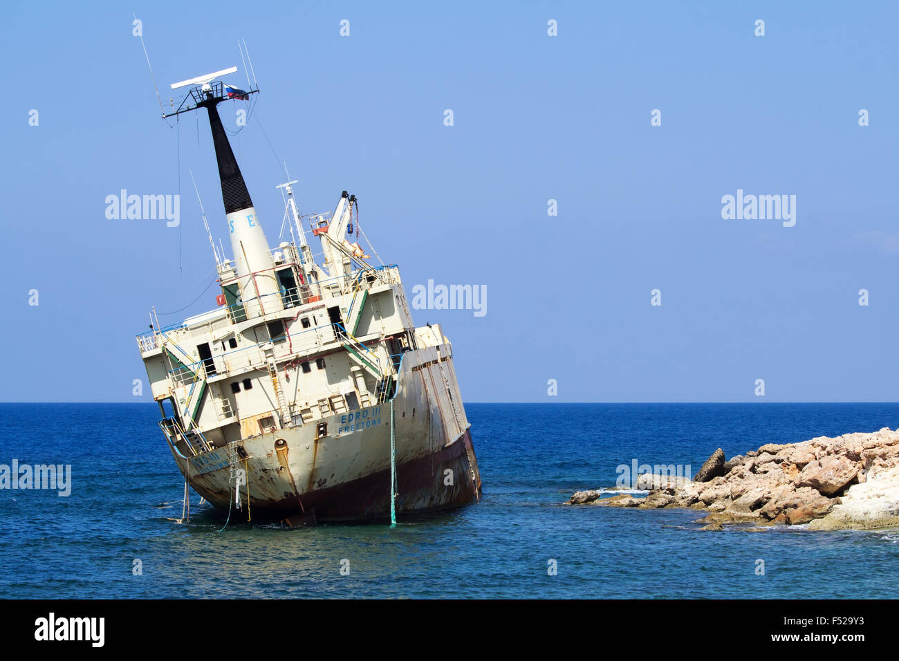 Meeresgrotten, Zypern - 24. Juli 2015: Edro III Frachtschiff auf Grund gelaufen, nahe dem Ufer des Sea Caves bei Paphos Zypern Stockfoto