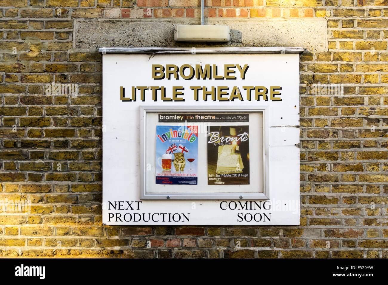 Melden Sie außen Bromley Little Theatre Werbung zukünftige Produktionen. Stockfoto
