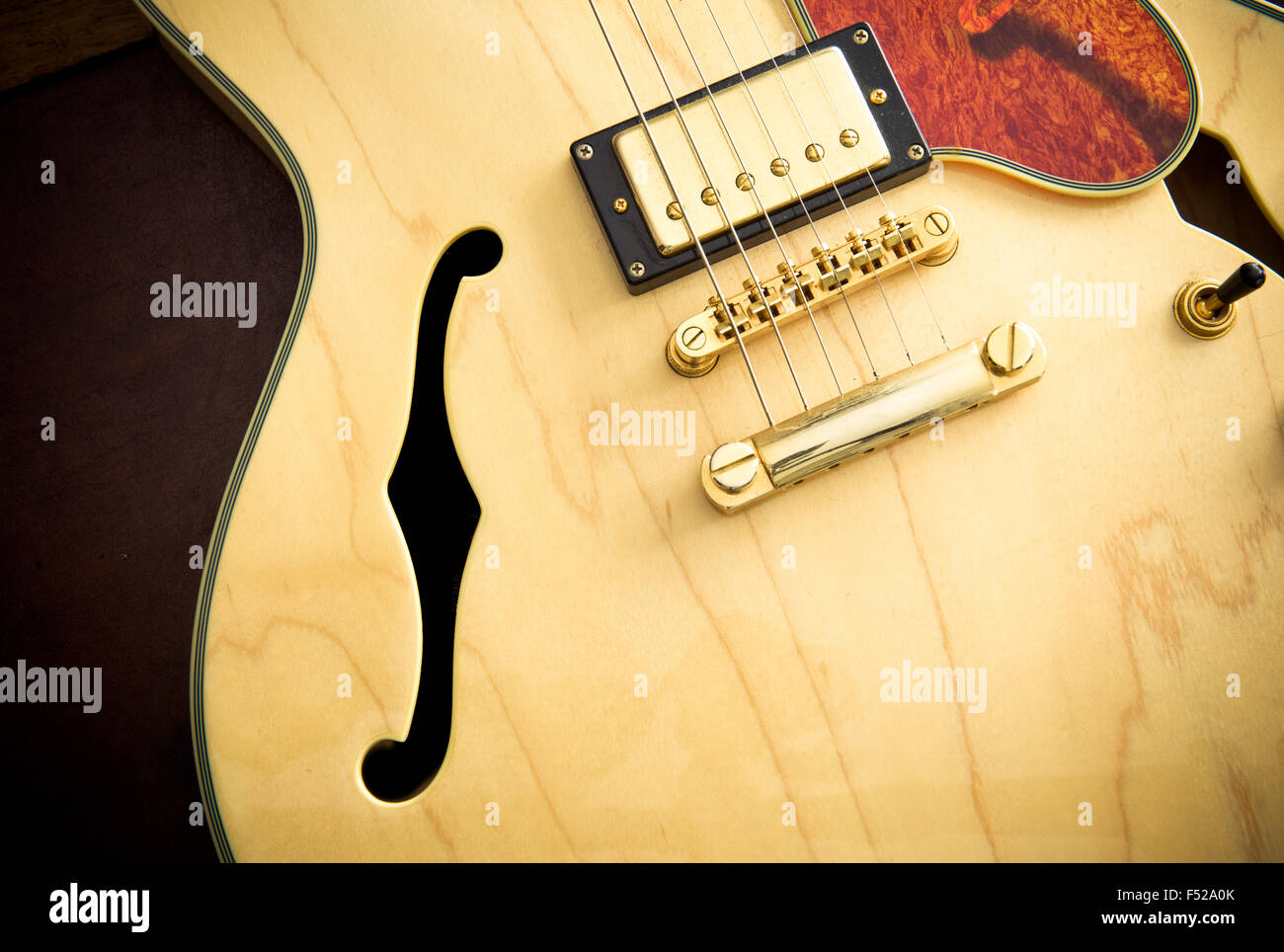 Gitarre-Körper-Detail mit Schallloch und Pickup auf hölzernen Hintergrund, Vintage-look Stockfoto